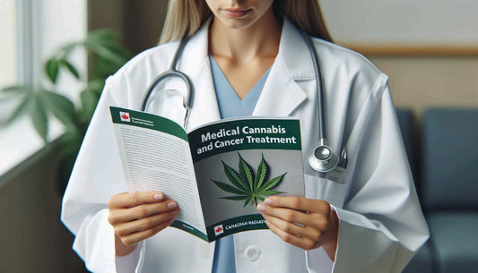 Terapeut care ține în mână o broșură