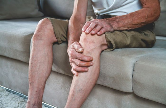 Un bărbat care suferă de osteoartrită