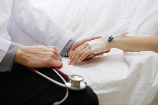 Medicul verifică mâinile pacienților