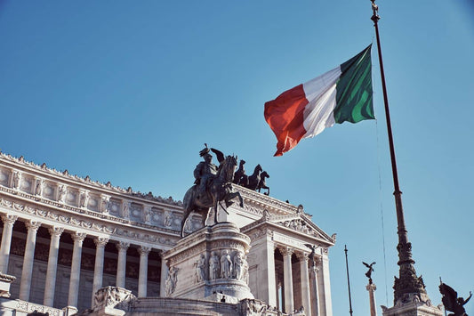 Monumentul patriei cu steagul Italiei