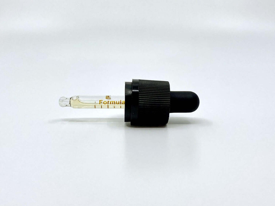 Pipetă cu ulei CBD RAW Formula Swiss în ulei din semințe de cânepă, pe fundal alb