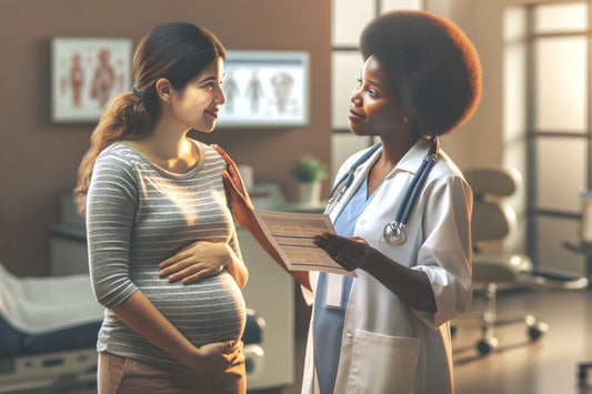 Un medic vorbind cu o femeie însărcinată