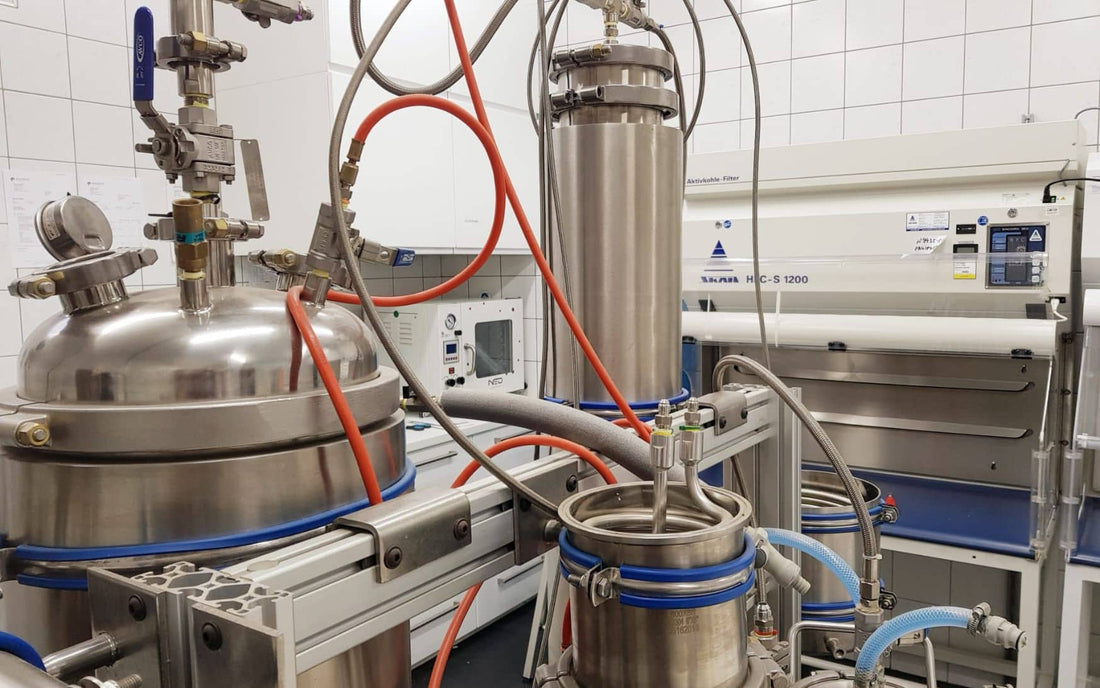 Echipament de procesare din oțel inoxidabil cu unități de filtrare într-un laborator Formula Swiss