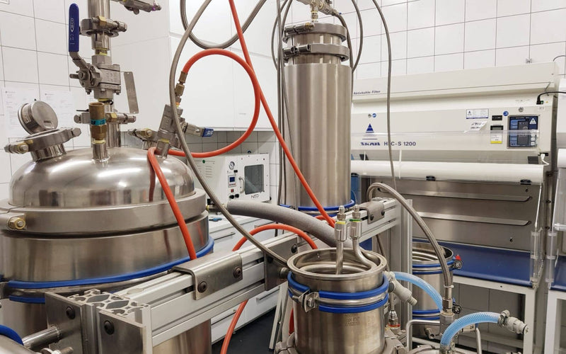 Echipament de procesare din oțel inoxidabil cu unități de filtrare într-un laborator Formula Swiss