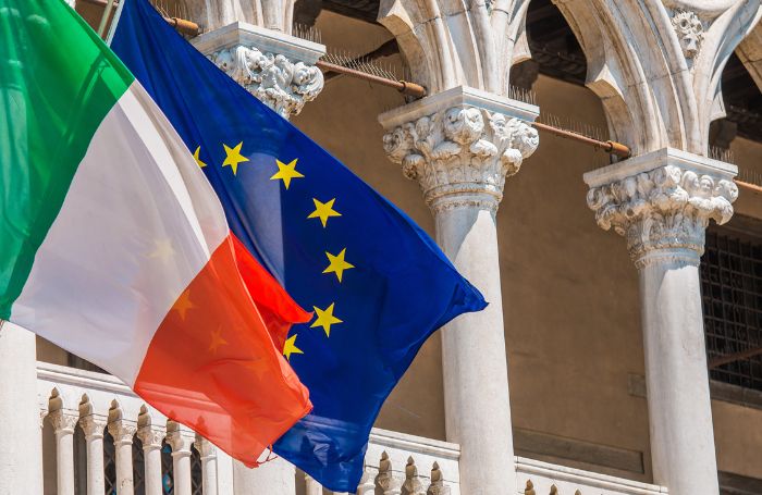 Fluturând steagurile Italiei și UE