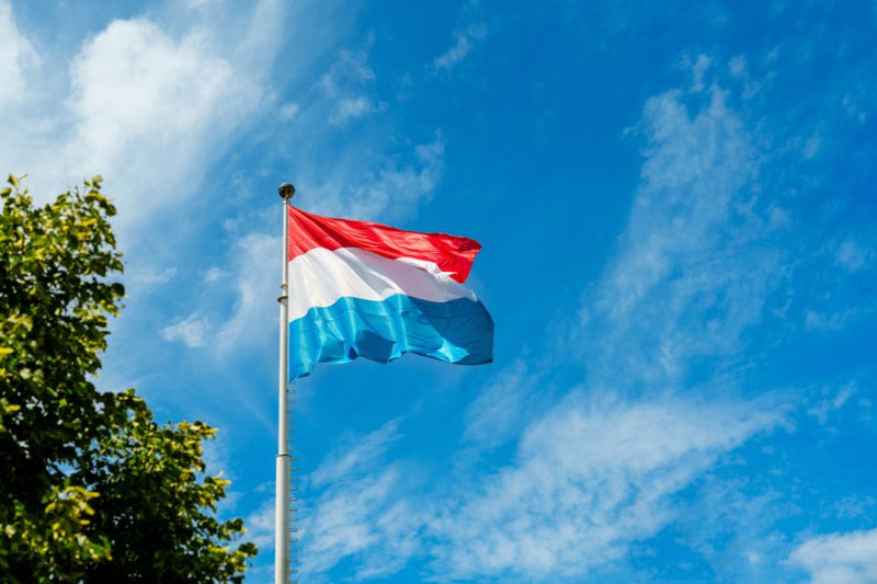 Drapelul Luxemburgului fluturând
