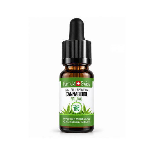 Flacon de sticlă chihlimbar de 10 ml cu pipetă, Formula Swiss, cu ulei natural CBD 5% cu spectru complet, capac negru și etichetă alb-verde cu frunză de cannabis, pe fundal alb.