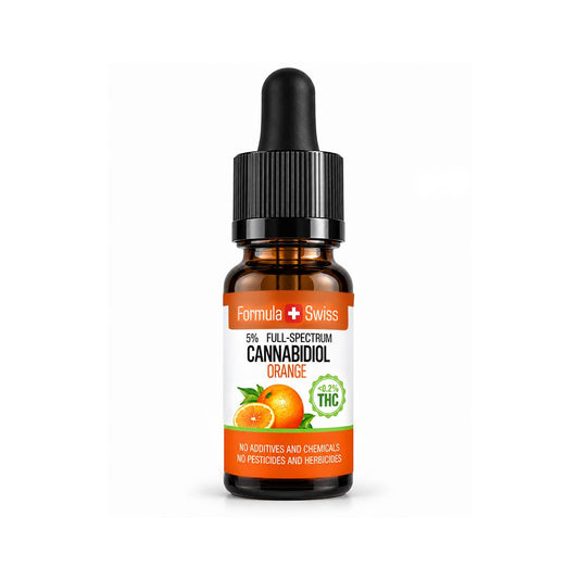 Flacon mic din sticlă chihlimbar, cu capac negru și etichetă alb-portocalie Formula Swiss, inscripționată Cannabidiol Orange, 5% CBD cu spectru complet și sub 0,2% THC, pe fundal alb.