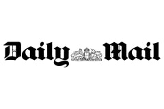 Sigla ziarului Daily Mail, cu litere gotice negre și o emblemă decorativă, pe un fundal alb.