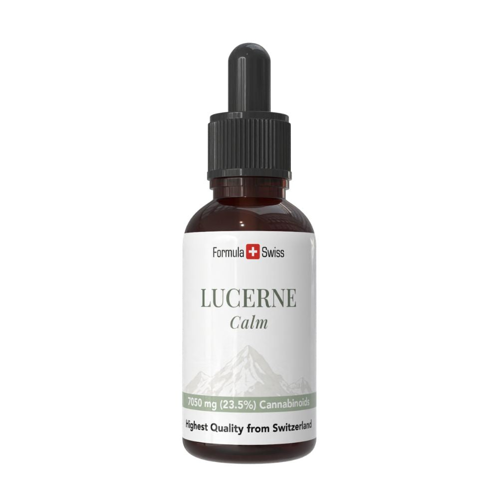 Flacon Lucerne Calm cu marca Formula Swiss pe fundal alb