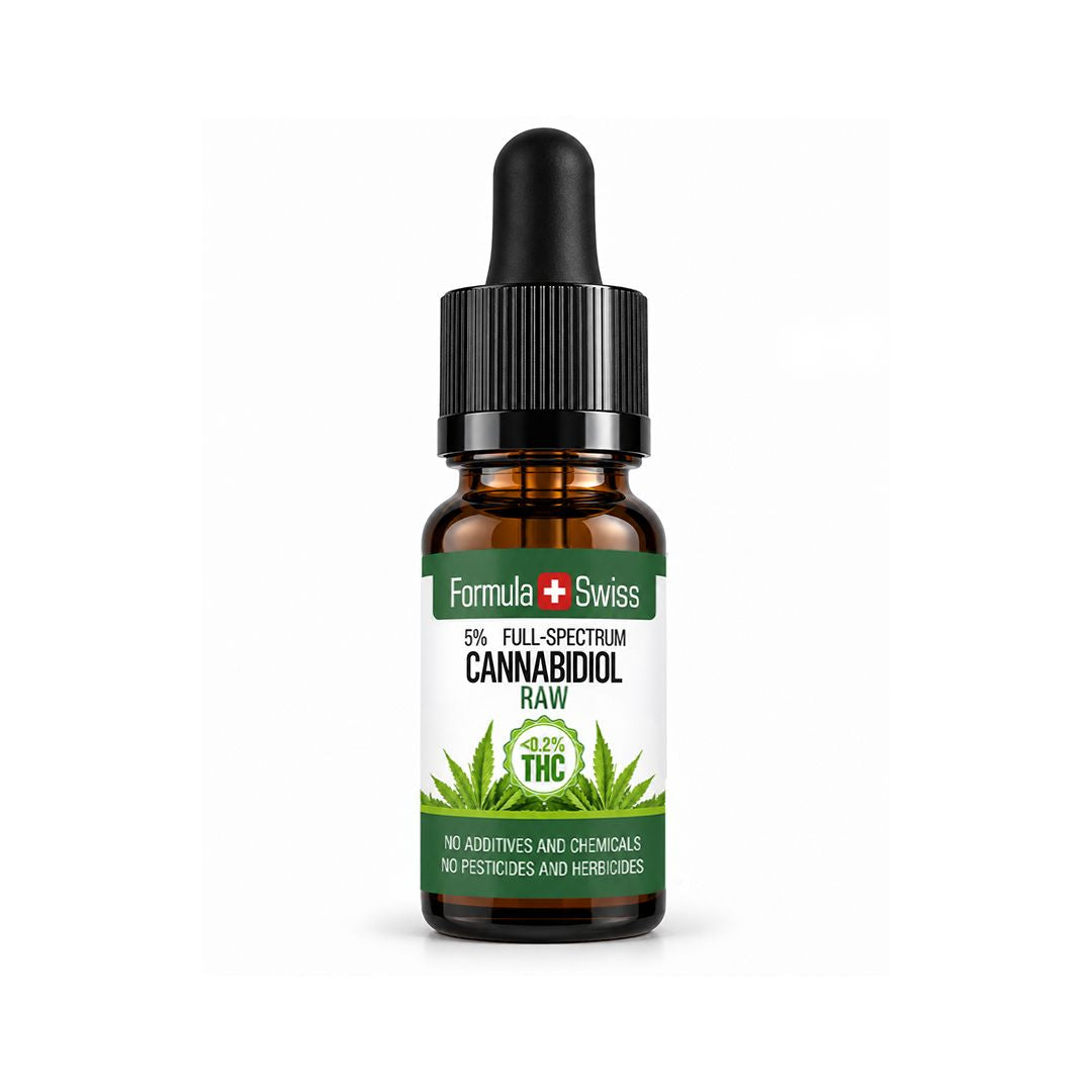 Flacon din sticlă chihlimbar de 10 ml cu pipetă, Formula Swiss, cu ulei CBD Raw 5% cu spectru complet, capac negru și etichetă albă cu accente verzi și frunză de cannabis.