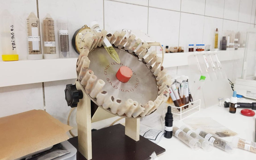 Echipament de analiză în laboratorul Formula Swiss